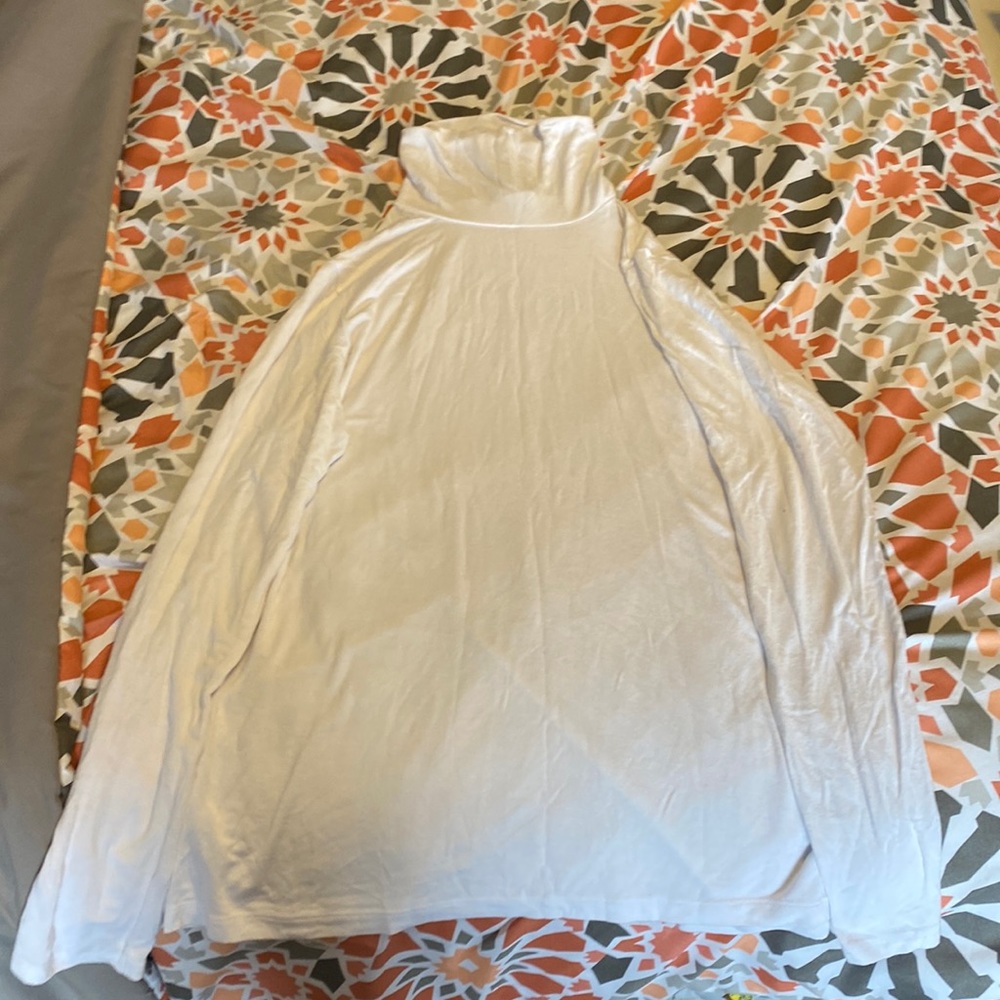 Paraphrase White Turtleneck size Large